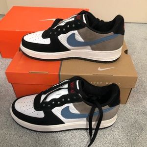 EUC Nike AF1 LowPremium sz 8.5 men and 10.5 women